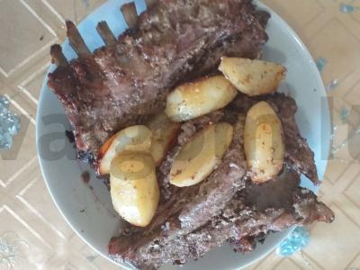 Sotūs kiaulienos šonkauliukai su bulvėmis kepimo maiše pagrindine nuotrauka