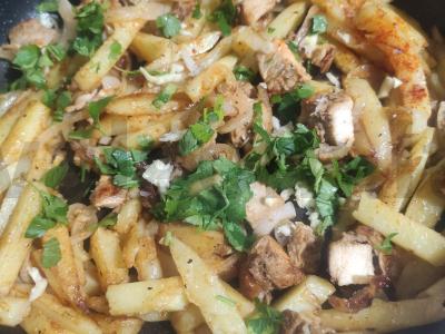 Kepta bulvė su sūriu, vištiena ir česnaku pagrindine nuotrauka