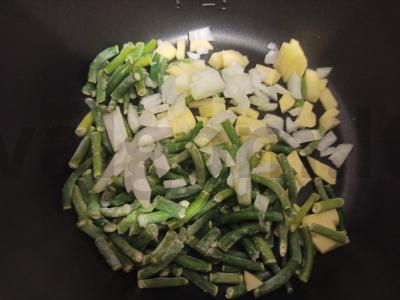 Žirnių sriuba su česnako stiebais ir kiaulienos šonkauliais lėtoje viryklėje Žingsnis 1