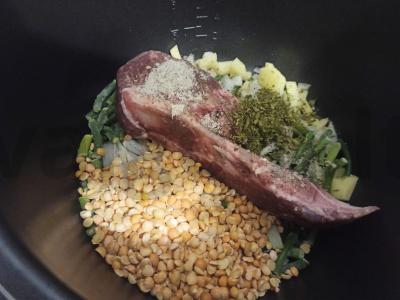 Žirnių sriuba su česnako stiebais ir kiaulienos šonkauliais lėtoje viryklėje Žingsnis 2