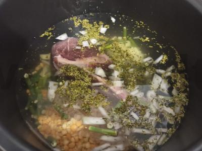 Žirnių sriuba su česnako stiebais ir kiaulienos šonkauliais lėtoje viryklėje Žingsnis 3