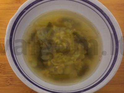 Žirnių sriuba su česnako stiebais ir kiaulienos šonkauliais lėtoje viryklėje pagrindine nuotrauka