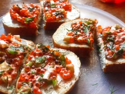 Sumuštiniai su ikrais, svogūnais ir sūriu pagrindine nuotrauka