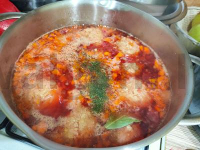 Borsčas su kotletukais pagrindine nuotrauka