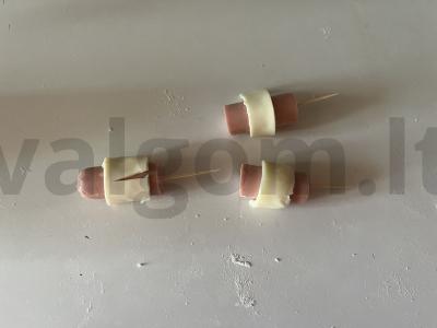 Traškūs mini dešrelės tešloje ant dantų krapštukų Žingsnis 1