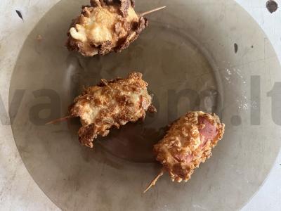 Traškūs mini dešrelės tešloje ant dantų krapštukų pagrindine nuotrauka