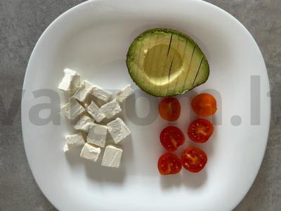 Salotos su rukola, avokadu ir feta Žingsnis 1