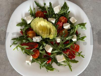 Salotos su rukola, avokadu ir feta pagrindine nuotrauka