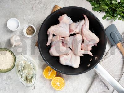 Barbekiu sparneliai su graikišku jogurtu ir petražolėmis Žingsnis 1