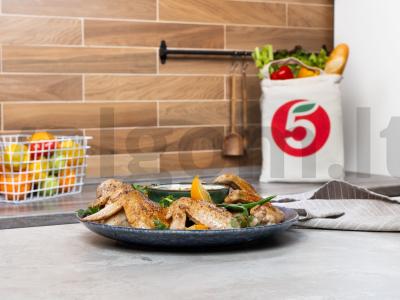 Barbekiu sparneliai su graikišku jogurtu ir petražolėmis pagrindine nuotrauka