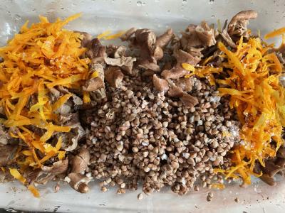 Grikių košė su džiovintomis voveraitėmis ir morkomis Žingsnis 4