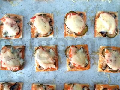 Užkandis su šprotais po sūriu pagrindine nuotrauka