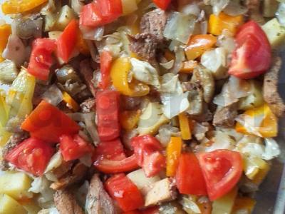 Daržovės troškintos su mėsa pagrindine nuotrauka