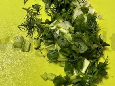 Marinuotų kopūstų salotos su pavasario žalumynais Žingsnis 1