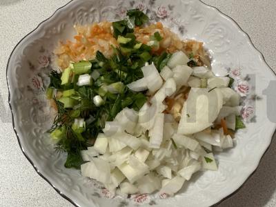 Marinuotų kopūstų salotos su pavasario žalumynais Žingsnis 3