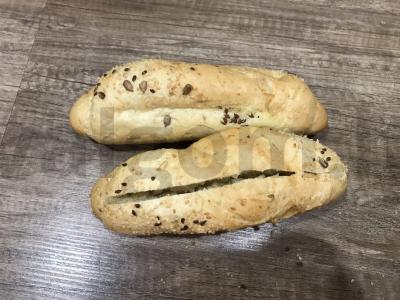 Karštas šuo su dešrele ir raudonuoju svogūnu grūdų bandelėje Žingsnis 1