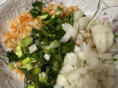 Marinuotų kopūstų salotos su pavasario žalumynais Žingsnis 4