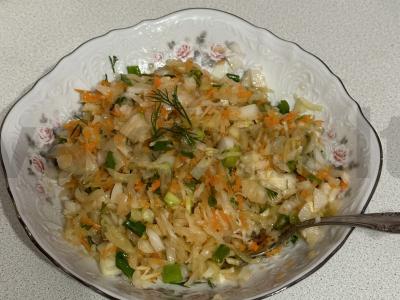 Marinuotų kopūstų salotos su pavasario žalumynais pagrindine nuotrauka