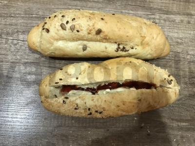 Karštas šuo su dešrele ir raudonuoju svogūnu grūdų bandelėje Žingsnis 2