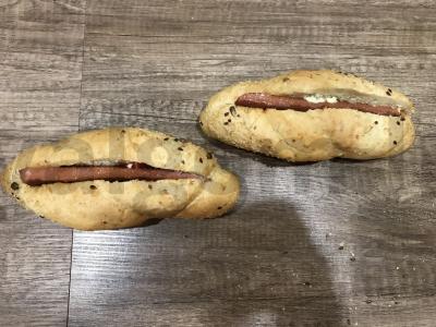 Karštas šuo su dešrele ir raudonuoju svogūnu grūdų bandelėje Žingsnis 3