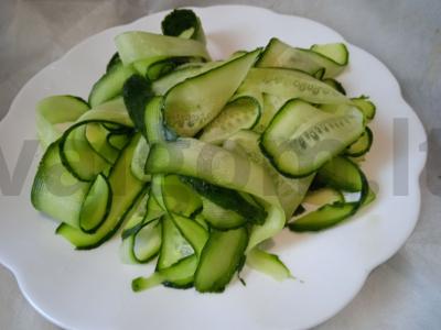 Marinuoti agurkai su aštriu padažu ir medumi Žingsnis 1