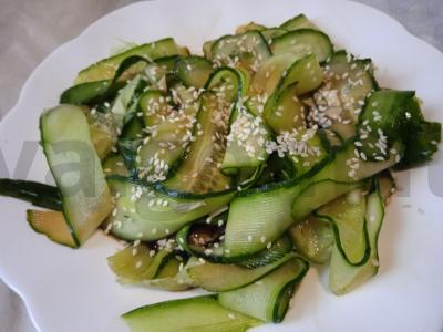 Marinuoti agurkai su aštriu padažu ir medumi pagrindine nuotrauka