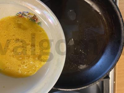 Kiaušinių skramblys su česnaku Žingsnis 4