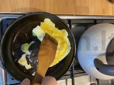 Kiaušinių skramblys su česnaku Žingsnis 5