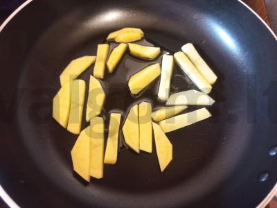 Salotos su keptomis bulvėmis, dešra ir marinuotais svogūnais Žingsnis 1