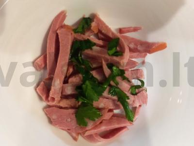 Salotos su keptomis bulvėmis, dešra ir marinuotais svogūnais Žingsnis 2