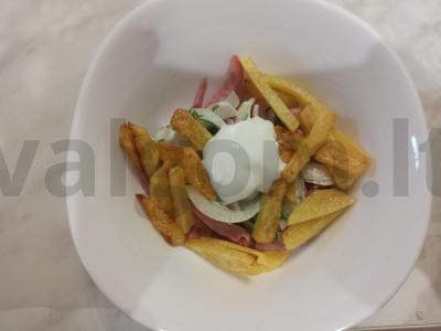 Salotos su keptomis bulvėmis, dešra ir marinuotais svogūnais Žingsnis 3