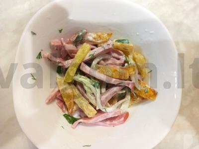 Salotos su keptomis bulvėmis, dešra ir marinuotais svogūnais pagrindine nuotrauka