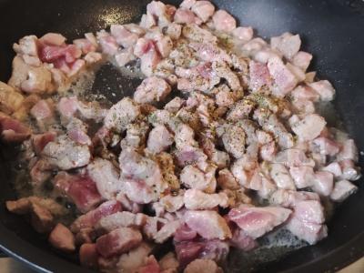 Karštas sluoksniuotas vakarienė su makaronais ir mėsa Žingsnis 1