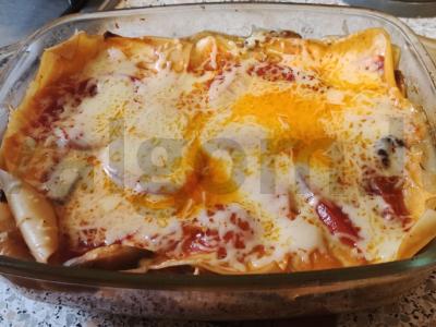 Karštas sluoksniuotas vakarienė su makaronais ir mėsa pagrindine nuotrauka