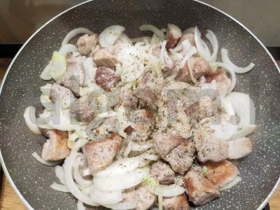 Keptas ant keptuvės mėsa su bulvėmis Žingsnis 2