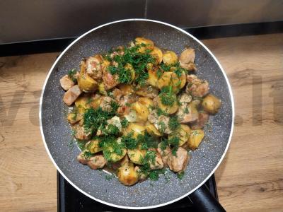 Keptas ant keptuvės mėsa su bulvėmis pagrindine nuotrauka