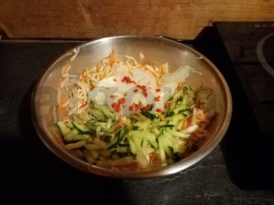 Kopūstų salotas „Vitamininis“ su čili pipirais Žingsnis 4