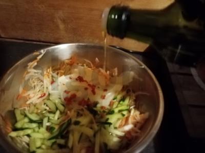 Kopūstų salotas „Vitamininis“ su čili pipirais Žingsnis 5