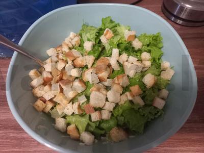 Cezario salotas su skrudintais duonos kubeliais greitai Žingsnis 3