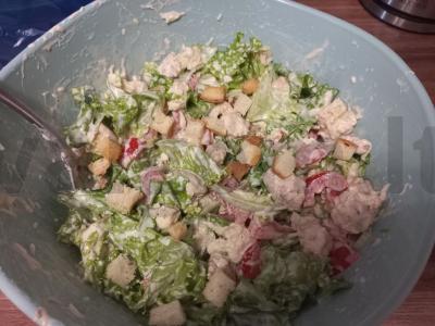 Cezario salotas su skrudintais duonos kubeliais greitai pagrindine nuotrauka