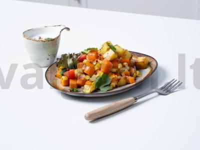 Daržovių troškinys su konservuotomis kukurūzais pagrindine nuotrauka