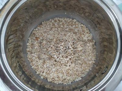 Sotūs avižiniai dribsniai su migdolų pienu, vaisiais ir riešutais Žingsnis 1