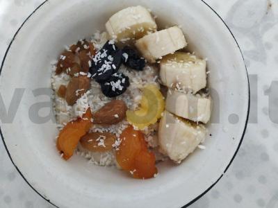 Sotūs avižiniai dribsniai su migdolų pienu, vaisiais ir riešutais pagrindine nuotrauka