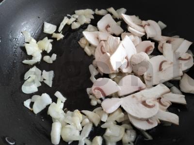 Spagečiai su grybais ir pomidorais grietinėlės padaže Žingsnis 3