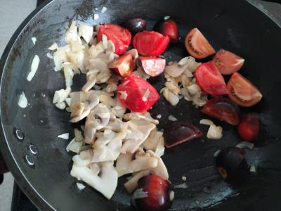 Spagečiai su grybais ir pomidorais grietinėlės padaže Žingsnis 4