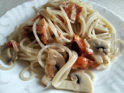 Spagečiai su grybais ir pomidorais grietinėlės padaže pagrindine nuotrauka