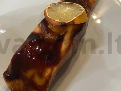 Lašiša su unagi padažu pagrindine nuotrauka