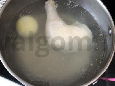 Auksinis vištienos sriuba su makaronais Žingsnis 1