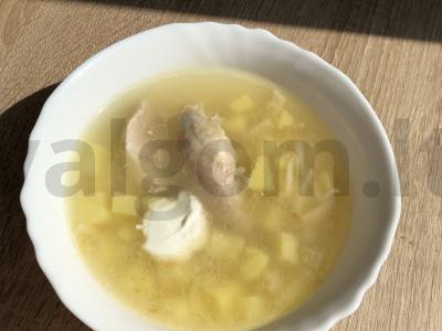 Auksinis vištienos sriuba su makaronais pagrindine nuotrauka