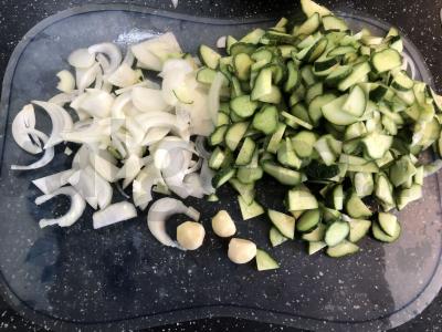 Agurkų salotas žiemai „Švelnumas“ Žingsnis 1